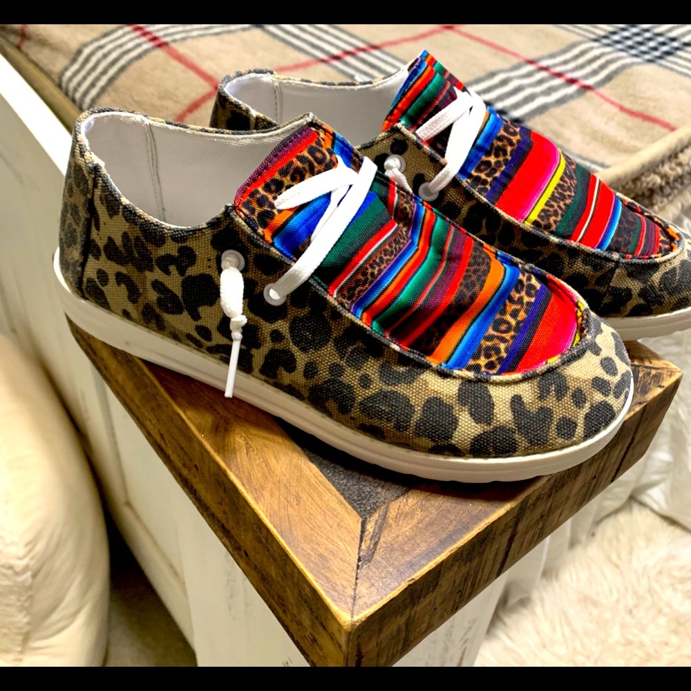Ladies cheetah/serape print shoes. 6.5